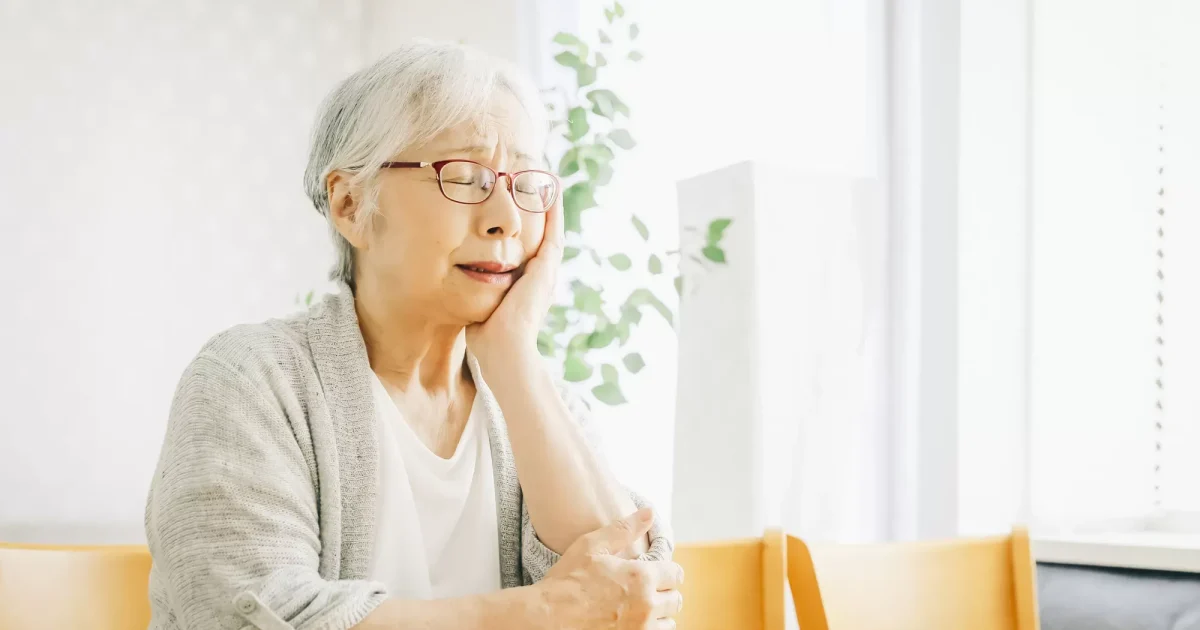 高齢者の口の渇き（ドライマウス）｜お薬の副作用との関係と家庭でできるケア 服部歯科医院 服部歯科 たまプラーザ 美しが丘 歯医者 歯科