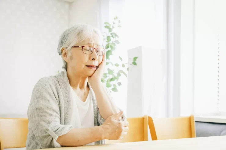 高齢者の口の渇き（ドライマウス）｜お薬の副作用との関係と家庭でできるケア 服部歯科医院 服部歯科 たまプラーザ 美しが丘 歯医者 歯科